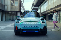 ドイツ・デュッセルドルフで世界初公開された「MINIコンセプト エースマン」。