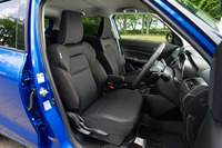 ファブリックシートの仕様は「ハイブリッドML」や「XL」「XG」と共通。運転席にはシートヒーターが装備される。