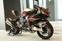 事業方針説明会の会場に展示された「ビモータ・テージH2」。ハブセンターステアリング機構を備えた独自設計の車体に、「ニンジャH2」などと同じ1リッターの過給機付きエンジンが搭載されている。