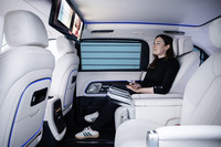 左右ともに電動スライドドアなので狭い場所での乗り降りもしやすく、車内は旅客機のビジネスクラスなみに広い。移動や停車中に着替えたり、オンラインで打ち合わせをしたりと、さまざまな用途に使えそうだ。