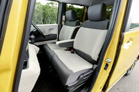 センターアームレスト付きのフロントベンチシート。新型「N-BOX」には、仕様に応じて実に4種類ものシート表皮の組み合わせが用意される。