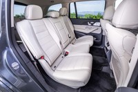 2列目シートは3人掛け。1列目と3列目も含めて、展開と格納だけでなく、すべてのシートの調整が電動でできる。