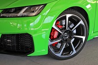 ホイールの標準サイズは前後とも19インチ。試乗車には7スポークローターデザインの20インチホイール（オプション）が装着されていた。