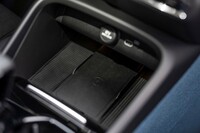 センターコンソールの非接触充電トレー。アクセサリーソケットやUSBコネクターも備わる。