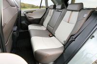 リアシートはリクライニング機構付きの6：4分割可倒式。ドアポケットに加え、センターアームレストにも2個のドリンクホルダーが備わる。