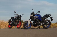 今回の体験会では二輪車の試乗車両も用意された。車種は249ccの2気筒エンジンを搭載する「ヤマハMT-25」で、写真右はパフォーマンスダンパー装着車、左が非装着車。