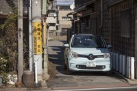 取り回しのいい「トゥインゴ」なら写真のような路地にも、余裕をもって進入できる。自分の運転スキルが上がったかのようだ。