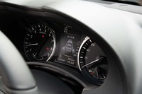 メーターパネルはシンプルな2眼式。センターのマルチインフォメーションディスプレイにはADASの作動状況などを表示できる。