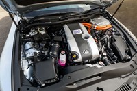 ハイブリッド車のアウトプットや燃費値にはマイナーチェンジによる変化はない。だが、システムの制御を見直すことで、これまで使い切れていなかったパワーを引き出し、よりスポーティーな走りができるようになっている。