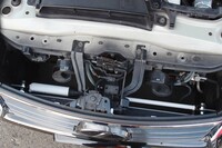 「レクサスGS」のフロント用パフォーマンスダンパー（写真中央の白いバー）は、グリル内側の下方に取り付けられていた。