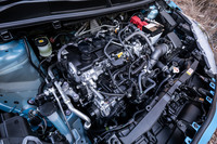 「ダイナミックフォースエンジン」と呼ばれる新開発の1.5リッター直噴直3ユニットは最高出力120PS、最大トルク145N・mという実力。6段MTもラインナップするが、今回の試乗車は発進ギア付きの「ダイレクトシフトCVT」を組み合わせていた。