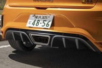 リアエンドには空力性能を高めるディフューザーを装着。マフラーには音の特性を変化させるバルブが備わっている。