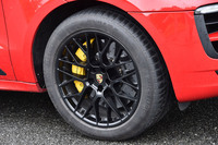 ブラックに塗られたRSスパイダーデザインホイール。サイズは前後とも20インチとなっている。