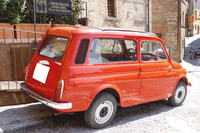 荷物の積み下ろしを少しでも楽にできるよう、テールゲートは屋根まで大きくえぐられている。Cピラーにはエアダクトが内蔵されている。