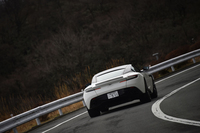 V8モデルでは、エンジンの特性に合わせて、サスペンションのブッシュやスプリング、ダンパー、さらにESPのソフトウエアなどがV12モデルのものから変更されている。