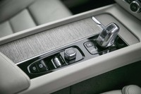 「T8 Twin Engine AWDインスクリプション」のセンターコンソール。オレフォス社製クリスタルを採用したシフトノブ（写真右端）のほか、エンジンスタートスイッチや走行モードセレクターなどが並ぶ。