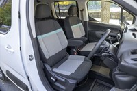 シートには濃いグレーと薄いグレーを基本に、ターコイズブルーの差し色というファブリックを採用。運転席、助手席とも格納可能なセンターアームレストが備わる。