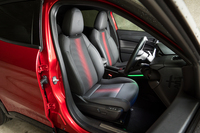 シート表皮はファブリックとテクノレザー（合皮）のコンビネーション。中央に引かれた赤いラインが気分を高めてくれる。