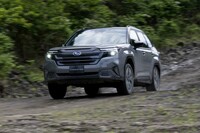 オフロードコースを走る「プレミアムS：HEV EX」。他社のハイブリッドSUVとは異なり、新型「フォレスター」はプロペラシャフトで後輪に駆動力を伝達する機械式4WDを用いている。