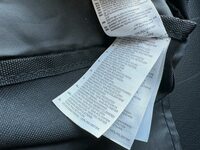 筆者が購入したスポーツバッグに付いていたタグ。品質表示は28言語に及んでいた。