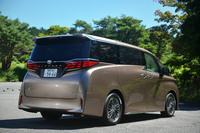 後ろ下がりになったボディーサイドのキャラクターラインによって飛びかからんとする闘牛のような躍動感を表現している。