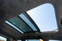 最上級グレードだけに「サミットリザーブ」の装備は充実。パノラマサンルーフなどが標準で採用される。