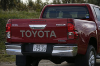リアまわりは、クロームのパーツで飾られる。大きな「TOYOTA」デカールは、2万0520円のオプション。