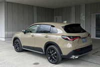 サイドロアガーニッシュが備わる「ZR-V e：HEV Zクロスツーリング」。前後のドア下部に装着される「ボディーサイドモール」は、同モデル専用の純正アクセサリーとなる。