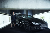 ファッションブランド「フラグメント・デザイン」を主宰する藤原ヒロシと「ギブリ オペラネラ」。