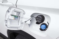 給油口のそばには、排ガスの浄化に用いられる尿素水溶液「AdBlue」の投入口が設けられている（写真の青いキャップ）。