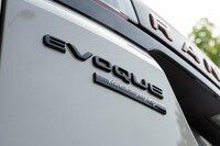 「レンジローバー」などでおなじみの上級グレード「オートバイオグラフィー」が設定されたのも2022年モデルのトピック。プラグインハイブリッドモデルでしか選べない。