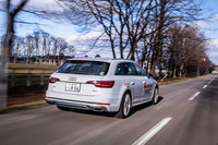 操舵に対して、応答の遅れを意識させられるような場面は皆無。パターン剛性が高められており、乾燥路面の走行でもしっかりとしたステアリングインフォメーションが確認できた。