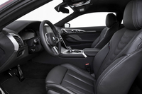 ヴェルナスカレザーで仕立てられたシート。ドアのひじ掛けやダッシュボードにはウォールナッパレザーが用いられている。