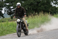 上級モデル「XE」ほどではないにせよ、オフロード性能は十分。いわゆる“アシの短さ”も、重心の低さや足つき性のよさといった、扱いやすさにつながっている。