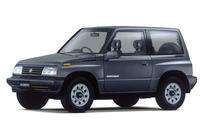 1988年登場の初代「スズキ・エスクード」。コンパクトで乗用車ライクなボディーをまとった元祖“ライトクロカン”だが、その実はラダーフレームを備えた本格クロスカントリー車だった。