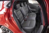 後席の背もたれは60：40の分割可倒式。前席の下が大きく空いているので、見た目よりもゆったりと座れる。