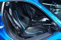 ボディーカラーと同色の鮮やかなブルーのラインが入ったバケットタイプのシートを装着。