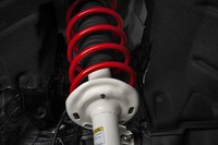 足まわりには専用サスペンションが採用されている。各車の仕様は共通ではなく、グレードごとに最適なセッティングが施されている。