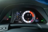 タコメーター部分は可動式。左右にスライドすることで画面に表示する情報をアレンジできる。