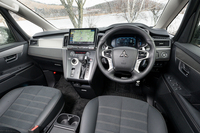 コックピットまわりに傷がつきにくい素材のパネルを採用するなどしてインテリアもアップデート。スイッチ類の多さに設計年次を感じるが、実用上の不満はない。