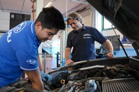 スタッフを見守るリッカルドさん。創業43年にしてショールームとサービス工場が、ついに1カ所となった。