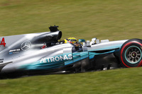 タイトルを決めた後は勝てないといわれているハミルトン（写真）。その汚名を返上すべく、残り2戦で勝つことを目標にして臨んだブラジルGPだったが、予選Q1でまさかのクラッシュ、ノータイム。自らの非を認め、2戦連続して最後尾からの挽回を図った。レースでは次々と前車を追い抜き、終盤には速いスーパーソフトタイヤで3位ライコネンを追い詰めたがオーバーテイクには至らず4位。「110%力を出し切った」とはレース後のコメント。（Photo=Mercedes）