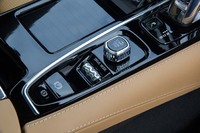 センターコンソールにはスタート／ストップボタンや走行モードの切り替えスイッチなどが備わる。