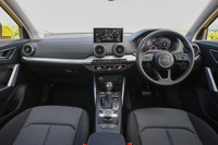 ブラックとシルバーが主体のインテリアはモダンな印象。段の付けられたダッシュボードなど、室内にも“ポリゴン”が用いられている。