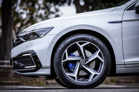 「パサートGTEヴァリアント アドバンス」には、18インチサイズの専用デザインホイールとブルーのブレーキキャリパーが標準で装備される。タイヤは235/45R18サイズの「コンチネンタル・エココンタクト6」が組み合わされていた。