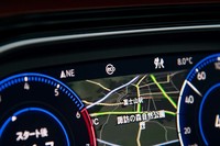 気筒休止システムはエンジン回転数が1400-4000rpmの範囲内で作動する。作動時にはメーターパネル内の最上部に「eco」マークがともる。