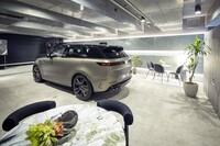 乗り物としての操作性や快適性はもちろんのこと、そのたたずまいやスケール感、各部の仕立て、音響機器の実力などなど、クルマには「実物に触れないとわからない部分」が多分にある。だからこそ、プレミアムなモデルを手がけるブランドほど、「顧客に実物に触れてもらうこと」にこだわるのだろう。