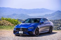 メルセデスの最新デザイン言語に沿ったつり目のヘッドランプを新たに採用。グリルは他のメルセデスAMGモデルと同じ縦ルーバータイプに変更された。