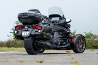 カナダのBRPがリリースする、三輪モビリティー「カンナム・スパイダー」。2025年モデルでは機能・装備の強化が図られた。