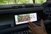 「オフロード」に切り替えるとボンネットを透かしたような合成映像の「クリアサイトグラウンドビュー」に切り替わる。右側にはデフロックなどパワートレインの情報が表示される。画面中央上部に「ライブでない」と2つ表示されている。